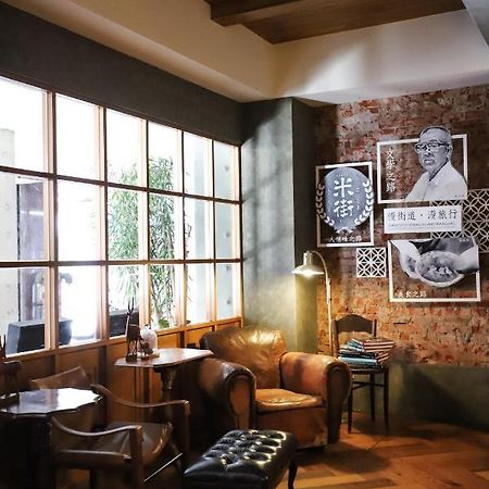 Roots Chew Hotel تاينان المظهر الخارجي الصورة